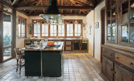 27 m&sup2;: Sonho do morador franc&ecirc;s, o espa&ccedil;o gourmet foi projetado junto &agrave; &aacute;rea de lazer nesta casa litor&acirc;nea. Ele adora cozinhar observando a paisagem, conta a arquiteta Nuria Roso, s&oacute;cia de Lindamar Elias, ambas de S&atilde;o Paulo. Da Fran&ccedil;a vieram o fog&atilde;o, com forno a lenha, e a coifa. Os demais materiais s&atilde;o bem brasileiros: estrutura de eucalipto reflorestado, coberta com pia&ccedil;ava, e caixilhos de pinho-de-riga. No piso, tijolos de demoli&ccedil;&atilde;o protegidos com resina de silicone rodeiam um tapete de cer&acirc;mica. Anteparo para o vento que apagava as chamas, a placa de vidro comum de 20 mm de espessura delimita as &aacute;reas de preparo e de degusta&ccedil;&atilde;o na bancada de 1,14 x 2,60 m.