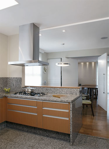 24 m&sup2;: Ora com copa, ora integrada. Neste projeto em S&atilde;o Paulo, flexibilidade &eacute; a pedida. Pensando no uso cotidiano e nas ocasi&otilde;es especiais, as arquitetas Ana Claudia Marinho Rodrigues e Simone Bigotto demoliram a parede que separava a antiga sala de almo&ccedil;o da cozinha e dispuseram portas pivotantes entre este ambiente agora &uacute;nico e o estar. A copa tornou-se um curinga: atende &agrave;s refei&ccedil;&otilde;es di&aacute;rias e serve de apoio, fazendo as vezes de buf&ecirc; ou fornecendo assentos extras quando h&aacute; convidados. Basta abrir as portas para promover a total integra&ccedil;&atilde;o, explica Simone.