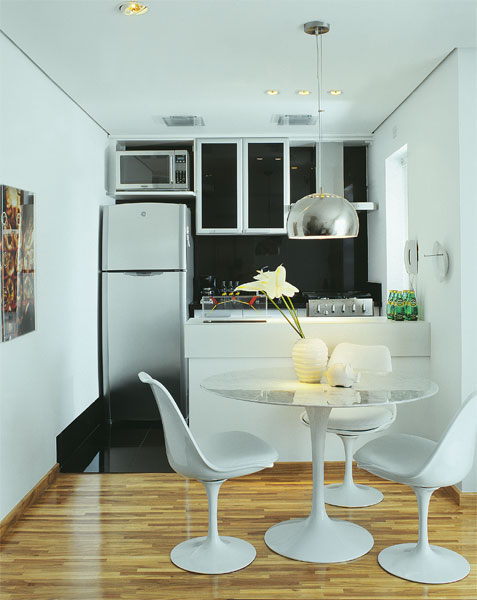 Com 46 m&sup2;, este duplex foi personalizado. Materiais diferentes na cozinha e no living caracterizam os diferentes espa&ccedil;os. O piso de porcelanato preto contrasta com a bancada de laminado branco, destacando esta &aacute;rea da cozinha. Eletrodom&eacute;sticos embutidos auxiliam na otimiza&ccedil;&atilde;o do espa&ccedil;o.