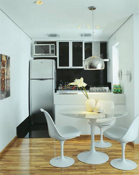 Com 46 m&sup2;, este duplex foi personalizado. Materiais diferentes na cozinha e no living caracterizam os diferentes espa&ccedil;os. O piso de porcelanato preto contrasta com a bancada de laminado branco, destacando esta &aacute;rea da cozinha. Eletrodom&eacute;sticos embutidos auxiliam na otimiza&ccedil;&atilde;o do espa&ccedil;o.
