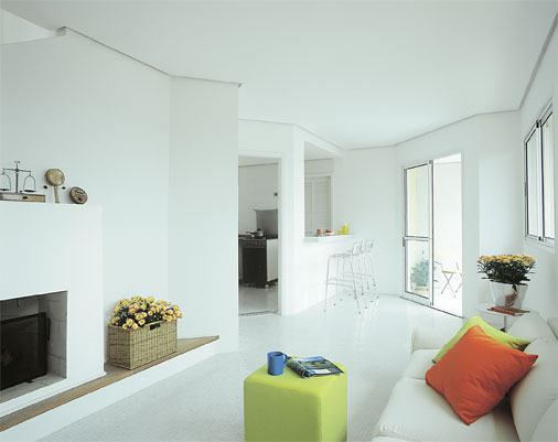 A reforma deste apartamento duplex de 90 m&sup2; presenteou o cozinheiro com a bela vista da varanda. Ap&oacute;s retirar a porta e quebrar a parede, uma janela de alvenaria foi constru&iacute;da. Esta uni&atilde;o da sala de jantar e da cozinha criou um espa&ccedil;o para refei&ccedil;&otilde;es, com quatro lugares.