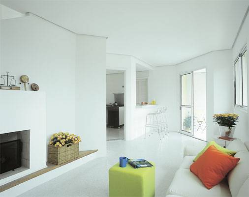 A reforma deste apartamento duplex de 90 m&sup2; presenteou o cozinheiro com a bela vista da varanda. Ap&oacute;s retirar a porta e quebrar a parede, uma janela de alvenaria foi constru&iacute;da. Esta uni&atilde;o da sala de jantar e da cozinha criou um espa&ccedil;o para refei&ccedil;&otilde;es, com quatro lugares.
