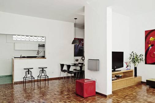 Neste antigo apartamento de 80 m&sup2;, uma bancada, que era feita de laminado, separava a cozinha da sala. "Trocamos o tampo da bancada de laminado por madeira teca", conta o arquiteto paulista Leonardo di Caprio, que tocou o projeto ao lado da arquiteta Glaucia Helena Lima de Melo.
