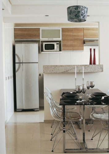 Com tons past&eacute;is, a decora&ccedil;&atilde;o desse apartamento de 45 m&sup2; &eacute; b&aacute;sica. A integra&ccedil;&atilde;o dos ambientes &eacute; feita pela bancada e revela parte da cozinha. A reforma ficou por conta da arquiteta Raquel Tekuro Maruiti, da construtora MRV.