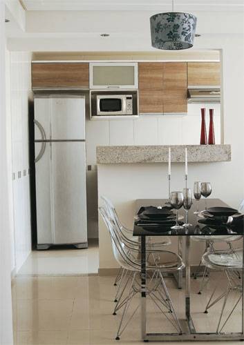 Com tons past&eacute;is, a decora&ccedil;&atilde;o desse apartamento de 45 m&sup2; &eacute; b&aacute;sica. A integra&ccedil;&atilde;o dos ambientes &eacute; feita pela bancada e revela parte da cozinha. A reforma ficou por conta da arquiteta Raquel Tekuro Maruiti, da construtora MRV.