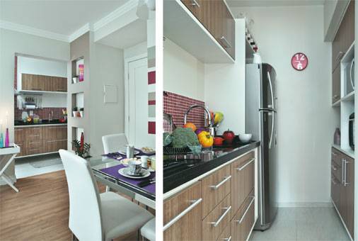 Este apartamento de 42 m&sup2; foi reformado, e ganhou uma cozinha integrada. Repare nos revestimentos: o mesmo tom de madeira foi utilizado nos m&oacute;veis da cozinha e no piso da sala. A reforma ficou por conta da arquiteta Cristiane Dilly.