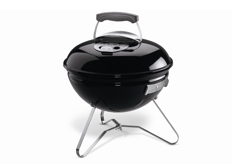 Churrasco em fam&iacute;lia: o papai &eacute; sempre o anfitri&atilde;o e condutor da festa.&nbsp; O momento em que ele &eacute; o dono do peda&ccedil;o e se diverte pilotando a churrasqueira e contando piadas ruins, n&atilde;o &eacute;? Para uma comemora&ccedil;&atilde;o de Dia dos Pais, nada melhor que uma churrasqueira nova e o paiz&atilde;o estreando o presente na pr&oacute;pria festa! A churrasqueira Smokey Joe &eacute; compacta, bem mais f&aacute;cil de transportar e como &eacute; em a&ccedil;o esmaltado e tem entrada e sa&iacute;da de ar em alum&iacute;nio, n&atilde;o enferruja e ainda facilita a prepara&ccedil;&atilde;o do churrasco. Com 43 x 36 x 37cm de tamanho, e pesando s&oacute; cinco quilos, custa R$ 536 na Casa do Churrasqueiro.