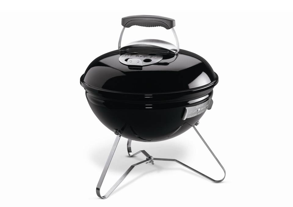 Churrasco em fam&iacute;lia: o papai &eacute; sempre o anfitri&atilde;o e condutor da festa.&nbsp; O momento em que ele &eacute; o dono do peda&ccedil;o e se diverte pilotando a churrasqueira e contando piadas ruins, n&atilde;o &eacute;? Para uma comemora&ccedil;&atilde;o de Dia dos Pais, nada melhor que uma churrasqueira nova e o paiz&atilde;o estreando o presente na pr&oacute;pria festa! A churrasqueira Smokey Joe &eacute; compacta, bem mais f&aacute;cil de transportar e como &eacute; em a&ccedil;o esmaltado e tem entrada e sa&iacute;da de ar em alum&iacute;nio, n&atilde;o enferruja e ainda facilita a prepara&ccedil;&atilde;o do churrasco. Com 43 x 36 x 37cm de tamanho, e pesando s&oacute; cinco quilos, custa R$ 536 na Casa do Churrasqueiro.
