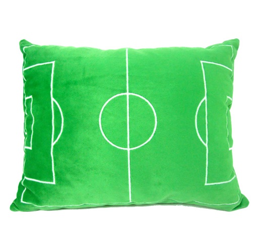 Não importa o time, todo pai é louco por futebol. E para agradar e acertar em cheio nesse Dia dos Pais, que tal essa almofada com um campo de futebol estampado? Em tecido aveludado (plush) com recheio 100% em poliéster, tem 28 x 36cm de tamanho e custa R$ 28 na MagiaPel.