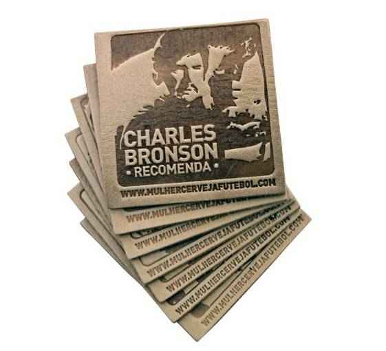 Chuck Norris? Prrrf... Isso &eacute; coisa de amador!&nbsp; O cara mais dur&atilde;o de todos os tempos &eacute; o Charles Bronson! Papai sentado na poltrona vendo um filme de a&ccedil;&atilde;o das antigas? O protagonista certamente &eacute; o bigodudo que estampa esses porta-copos. Em couro de b&uacute;falo tratado com tanino vegetal, absorve o l&iacute;quido e n&atilde;o deixa as superf&iacute;cies manchadas. Da loja Mulher, Cerveja & Futebol, o conjunto com seis custa R$ 30.