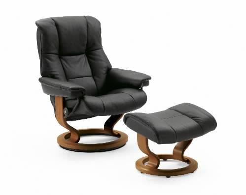Nada mais ic&ocirc;nico para o Dia dos Pais que uma poltrona do papai! Essa aqui da marca norueguesa Ekomes,&nbsp; tem base em madeira com design curvo, que d&aacute; mais conforto e durabilidade &agrave; pe&ccedil;a. O revestimento &eacute; em couro leg&iacute;timo e com 103 x 81 x 73cm de tamanho, mais uma banqueta medindo 55 x 39 x 38cm, custa R$ 5.995 na Novo Ambiente. Conforto e luxo para o paiz&atilde;o, hein?