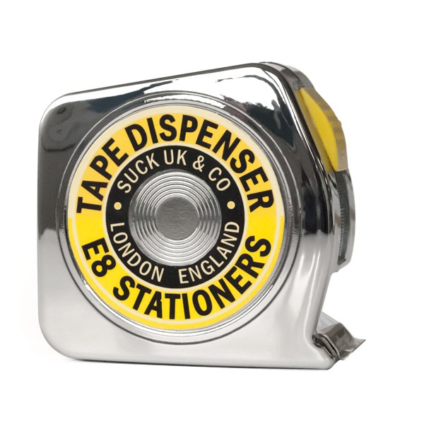 Os papais mais desligados v&atilde;o sofrer um bocado na hora de consertar algo ou montar um m&oacute;vel, j&aacute; que essa trena &eacute;, na verdade, um dispenser de fita adesiva. Em pl&aacute;stico cromado e com 7,5 x 7 x 3,5 de tamanho, acomoda rolos de at&eacute; 33 metros de fita. Na loja O Segredo do Vit&oacute;rio, sai por R$ 189,90. S&oacute; n&atilde;o deixe o papai guardar na caixa de ferramentas e fazer um estrago no pr&oacute;ximo conserto, ok?