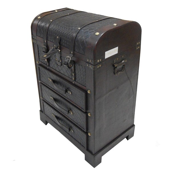 Em madeira e couro, o gaveteiro vai deixar o escrit&oacute;rio do papai muito mais estiloso e m&aacute;sculo. Com 68 x 44 x 30cm de tamanho, tem tr&ecirc;s gavetas e um compartimento superior que lembra um ba&uacute; antigo, prontinho para organizar e guardar as lembran&ccedil;as. Na Oren, custa R$ 440.