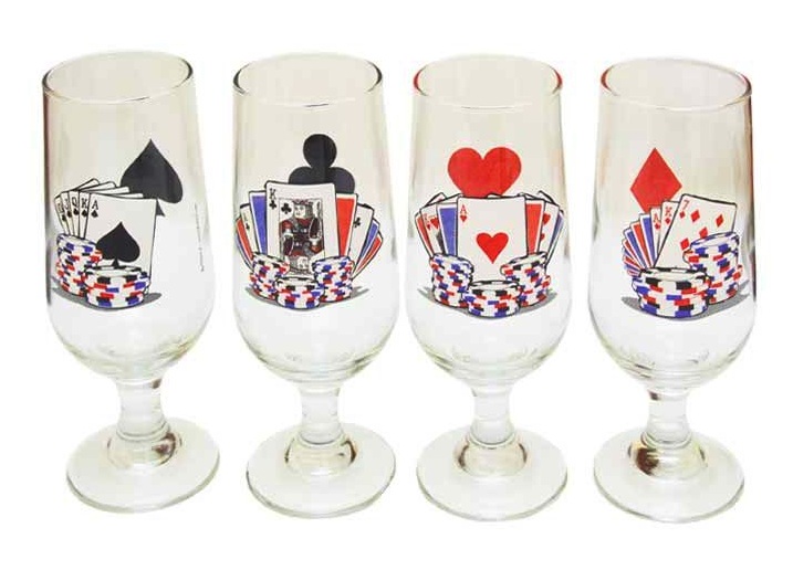 Cervejinha e uma boa m&atilde;o de cartas acompanhado pelos amigos... Um relax que qualquer papai merece no dia dele, n&atilde;o &eacute;? E se o presente escolhido juntasse essas duas coisas para divertir o paiz&atilde;o? O conjunto de ta&ccedil;as tem os naipes do baralho impressos, cada um em um copo. Em vidro, do tipo Hannouver, com capacidade para 300ml, custa R$ 49 na loja Mulher, Cerveja & Futebol.