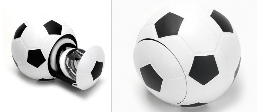 Para combinar com a almofada que mostramos l&aacute; atr&aacute;s, que tal um porta CD&rsquo;s em formato de bola de futebol? Os papais mais fan&aacute;ticos v&atilde;o adorar! S&oacute; avisa que n&atilde;o pode sair chutando por a&iacute;! Com 22cm de di&acirc;metro e capacidade para 60 CD&rsquo;s, na Departamentos sai por R$ 95,60.
