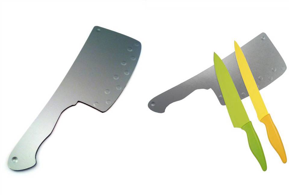Sabe as facas de uns cliques atr&aacute;s? Agora elas podem ficar todas arrumadinhas nesse suporte divertido e imantado em forma de cutelo. Desse jeito, vai ser imposs&iacute;vel o papai transformar a cozinha em uma zona de guerra! Em MDF, pl&aacute;stico e im&atilde;s, tem 28 x 10cm de tamanho e a instala&ccedil;&atilde;o &eacute; feita com fitas adesivas. Na Uzinga, custa R$ 35,90 e as faquinhas coloridas s&atilde;o apenas ilustrativas.