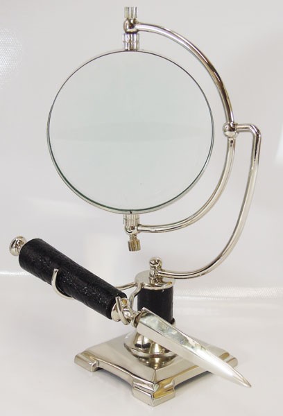 Um presente para o papai que fica enfurnado no escrit&oacute;rio &eacute; essa lupa que vem com um abridor de cartas. O design &eacute; meio antiguinho e super elegante, &eacute; em metal e tem 30cm de tamanho. Da Oren, custa R$ 220.