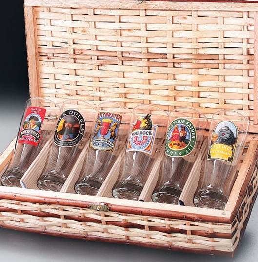 De primeira, o paiz&atilde;o pode torcer o nariz e pensar que o presente &eacute; uma cesta de piquenique cheia de frufrus, mas a hora em que os olhinhos dele baterem nessa cesta de copos de cerveja, a coisa vai mudar de figura. Em vidro e estampados com r&oacute;tulos de cervejas importadas, cada copo mede 16,5cm e tem capacidade para 220ml. O conjunto com seis unidades vem em uma caixa de vime de 43 x 22 x 11cm de tamanho e custa R$ 99,80 na F&aacute;brica 9.