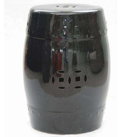 A banqueta preta em cer&acirc;mica, d&aacute; um ar refinado e masculino &agrave; decora&ccedil;&atilde;o. Imagina um conjunto delas no bar ou na mesa de jogos do papai? Com detalhes vazados, o design do banco lembra at&eacute; um barril de vinho, n&atilde;o &eacute;? Na Oren, cada uma custa R$ 440.