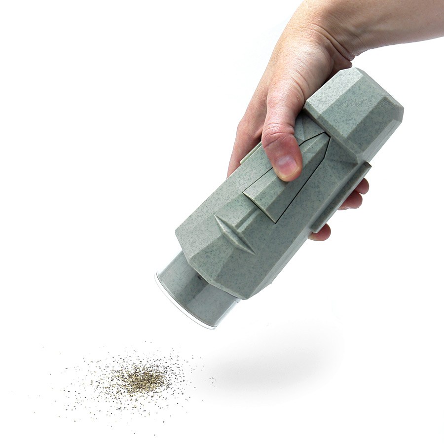 O papai vai adorar bagun&ccedil;ar a cozinha (como foi dito em um dos cliques l&aacute; atr&aacute;s) com esse moedor de pimenta Moai Tiki. Os Moais s&atilde;o est&aacute;tuas gigantes e antigas feitas de pedra, que se espalham pela Ilha de P&aacute;scoa. Em pl&aacute;stico, com 17 x 6,5 x 7cm de tamanho, funciona com pilhas AA e para soltar a pimenta, &eacute; s&oacute; apertar o nariz de &ldquo;pedra&rdquo;. Na loja O Segredo do Vit&oacute;rio, custa R$ 139,90 sem baterias inclusas.