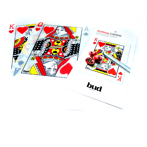 Embaralha e... corta! Essa frase nunca fez tanto sentido j&aacute; que esse set com tr&ecirc;s t&aacute;buas de corte, tem a estampa de cartas de baralho. Feitas de polipropileno transparente e silicone, cada uma tem 40 x 28cm de tamanho e o conjunto sai por R$ 126,70 na Monky Design. Quem duvida que o papai vai usar a frase inicial no primeiro churrasco que tiver?
