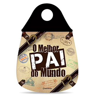 O paizão passa horas lavando, encerando, cuidando do carro? Já tentou pedir a chave emprestada e levou um NÃO bem grande? Você acha que o carro é seu irmão de tanto carinho que seu pai tem por ele? O jeito é ter paciência e agradar o velho, juntando a praticidade, o amor do papai pelo carro e o seu amor por ele em um presente só! A lixeira para carro é em neoprene (aquele mesmo tecido de case de notebook), tem costura reforçada e estampa que lembra uma mala de viagem, com a frase “O melhor Pai do mundo”. Mede 23 x 25cm e custa R$ 29,90 na Keromais Presentes.