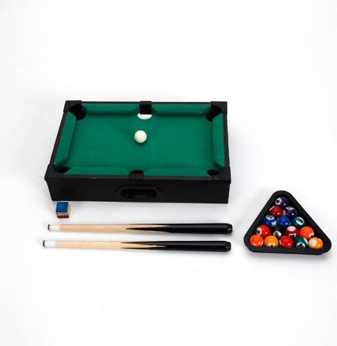 O sonho da maioria dos pais &eacute; um sal&atilde;o de jogos cheio de coisas divertidas para passar o tempo. Bom, se n&atilde;o tiver grana para construir algo assim, uma mini sinuca de mesa serve para quebrar o galho, al&eacute;m do papai poder levar para o escrit&oacute;rio, casa da praia, para reuni&atilde;o com os amigos... Em madeira com centro de feltro, vem com 2 tacos, 16 bolas e o molde tri&acirc;ngulo. Mede aproximadamente 51 x 30 x 9cm e custa R$ 179 na Design Mania.