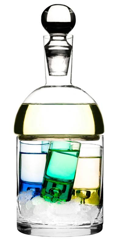 Essa garrafa integra balde para gelo e quatro copinhos para drink, tudo de uma vez s&oacute;! Super moderna, &eacute; perfeito para os papais que n&atilde;o tem muito espa&ccedil;o em casa. Em vidro e com cerca de 23 x 10 x 10cm de tamanho, custa R$ 172,90 na New Tag.