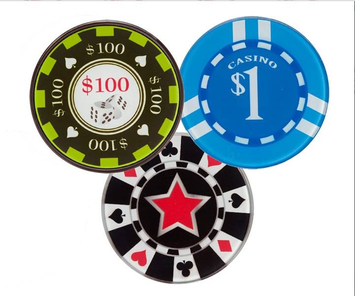 Se a aposta &eacute; alta, a mesa tem que corresponder! Aquele joguinho do papai e amigos vai ficar mais incrementado com os porta copos em formato de ficha de poker. Em corti&ccedil;a na parte de baixo e vidro na de cima, cada um tem 9cm de di&acirc;metro e o conjunto com seis unidades sai por R$ 48,80 na F&aacute;brica 9.