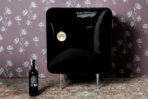 Cerveja geladinha ou vinho em temperatura ambiente? O frigobar Olivia SOL, da Ad&eacute;lia works tem design retr&ocirc; que rouba a cena do ambiente. Na cor preta, &eacute; feito com madeira de lei, fibra de vidro e detalhes cromados, perfeito para a sala de jogos, escrit&oacute;rio ou garagem do papai. O termostato permite o controle da temperatura para mais baixa, como um refrigerador normal ou fun&ccedil;&atilde;o adega, para armazenar os vinhos, como dito ali no comecinho.&nbsp; No showroom da marca, custa R$ 3.150.