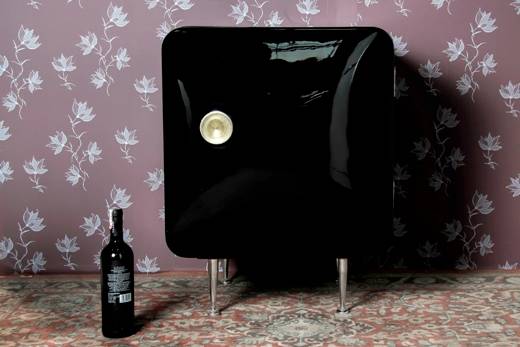 Cerveja geladinha ou vinho em temperatura ambiente? O frigobar Olivia SOL, da Ad&eacute;lia works tem design retr&ocirc; que rouba a cena do ambiente. Na cor preta, &eacute; feito com madeira de lei, fibra de vidro e detalhes cromados, perfeito para a sala de jogos, escrit&oacute;rio ou garagem do papai. O termostato permite o controle da temperatura para mais baixa, como um refrigerador normal ou fun&ccedil;&atilde;o adega, para armazenar os vinhos, como dito ali no comecinho.&nbsp; No showroom da marca, custa R$ 3.150.
