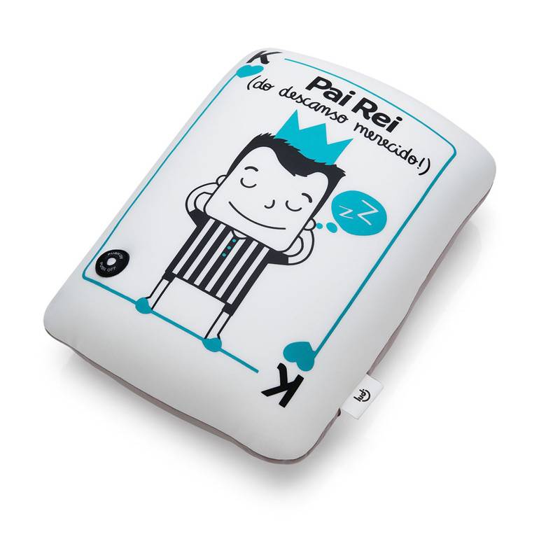 E no Dia dos Pais, nada mais do que um descanso merecido para o paiz&atilde;o querido! A almofada massageadora Pai Rei tem 31 x 23 x 11cm de tamanho, recheio de poliestireno expandido e funciona com duas pilhas AA.&nbsp; Com ilustra&ccedil;&atilde;o inspirada em uma carta de baralho e declara&ccedil;&atilde;o fofa para o papai, custa R$ 69,90 na Decoy.