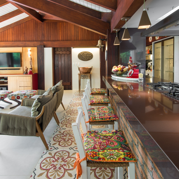 Espaço gourmet tem piso estampado que parece tapete