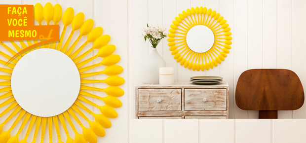 Faça uma moldura para o espelho com colheres de plástico