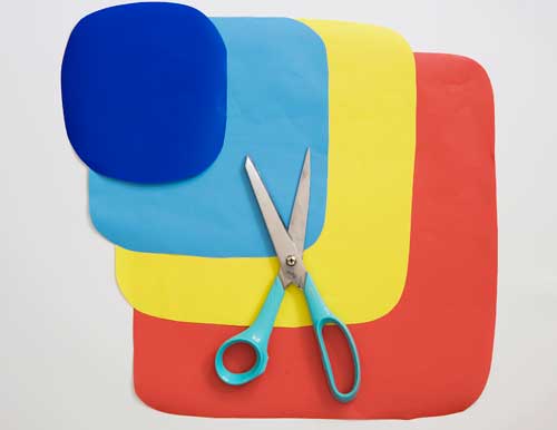 Com a tesoura, corte as bordas deixando-as arredondadas. Voc&ecirc; pode, tamb&eacute;m,...