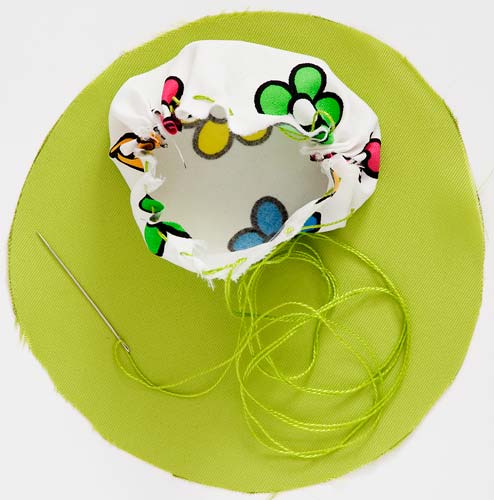 Comece fazendo os fuxicos. Corte o tecido colorido em c&iacute;rculos de 15 cm de ...