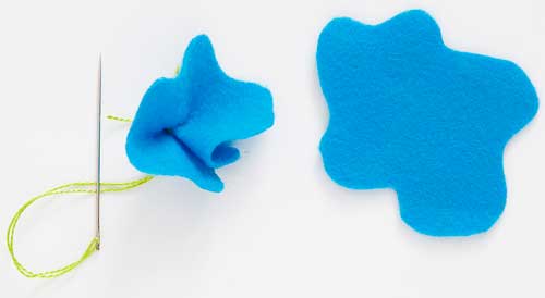 Corte um peda&ccedil;o do feltro de forma irregular, junte a parte de baixo e d&ecirc; u...