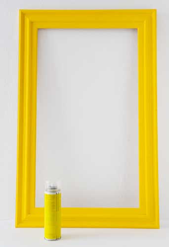 Aguarde a tinta secar e aplique duas dem&atilde;os do verniz spray.