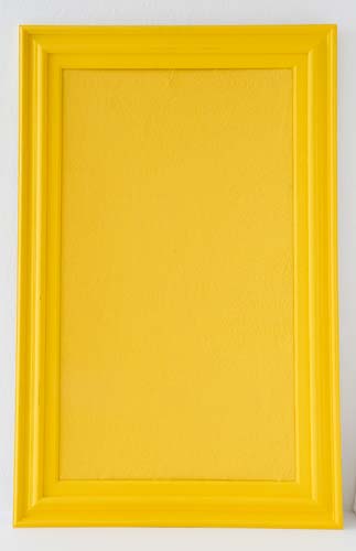 Monte a base na moldura fixando-a com prego, grampo ou fita adesiva bem larga...