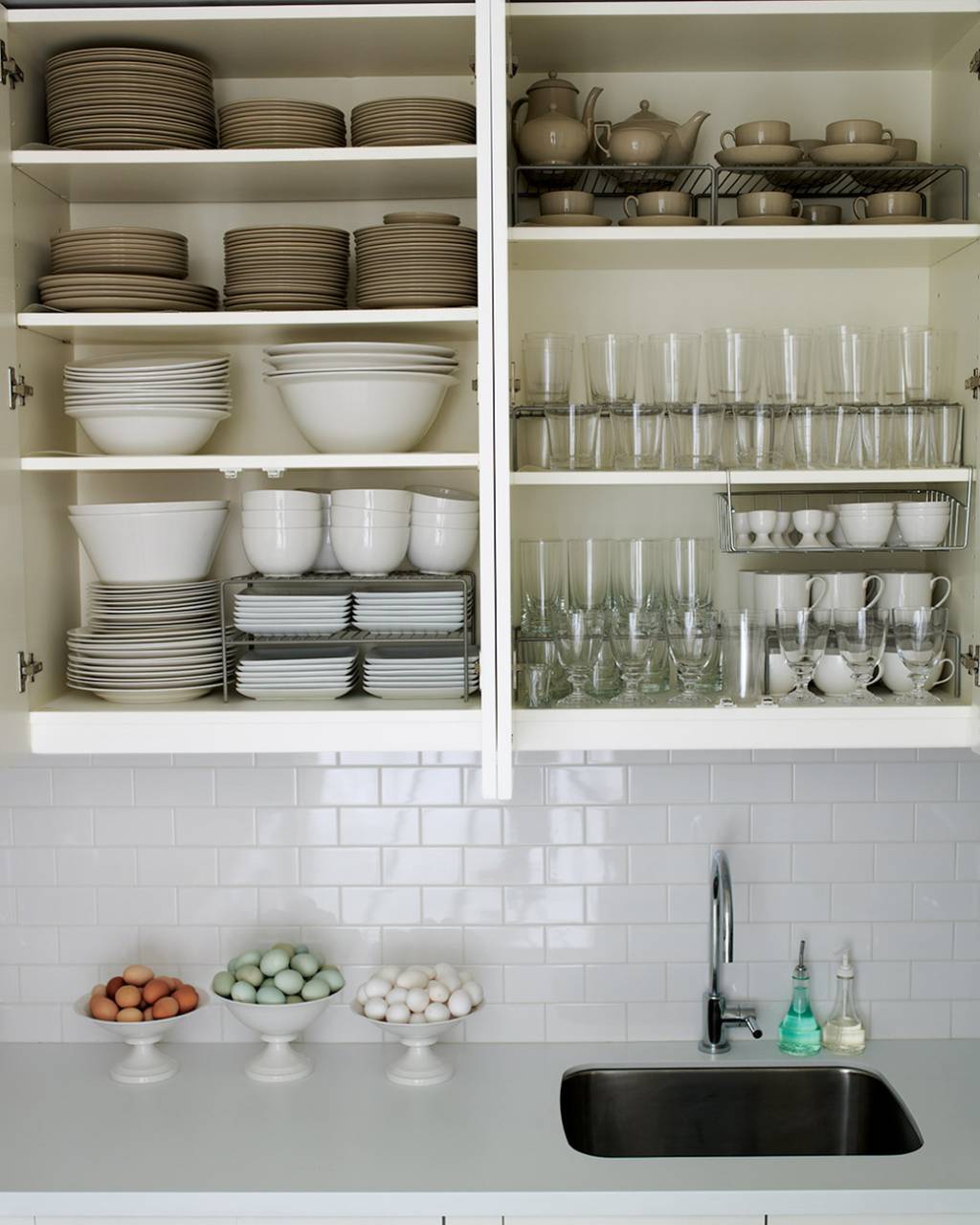 gabinetes-de-louca-organizados-por-funcao-e-cor-Martha Stewart Living