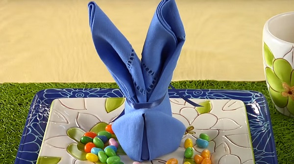 Dobre guardanapos em forma de coelho para sua mesa de Páscoa!