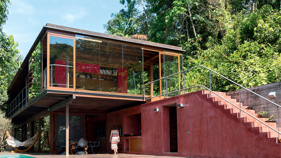 home-nova-casa-de-madeira-e-vidro-se-confunde-com-a-mata-ao-redor