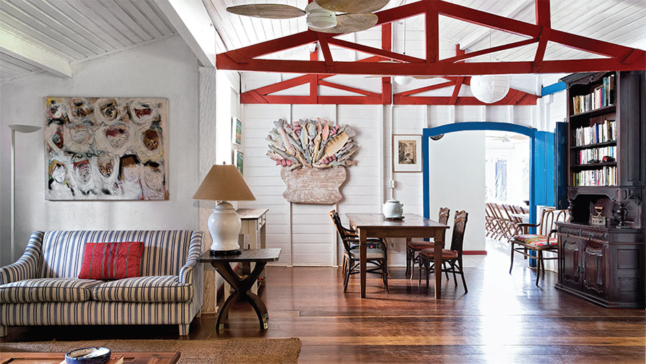 Casal reforma casa de praia mantendo seu estilo colonial