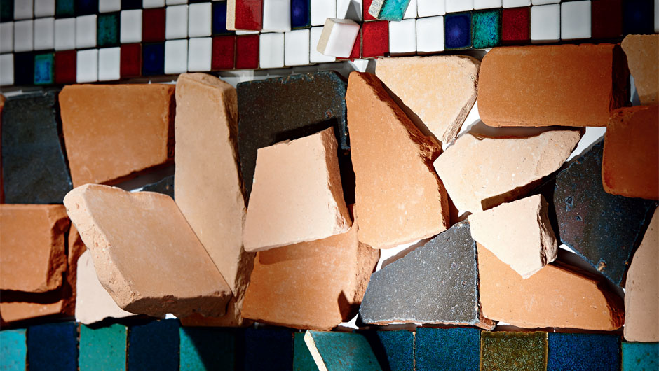 Pisos coloridos de ladrilhos hidráulicos, cerâmicas e pastilhas