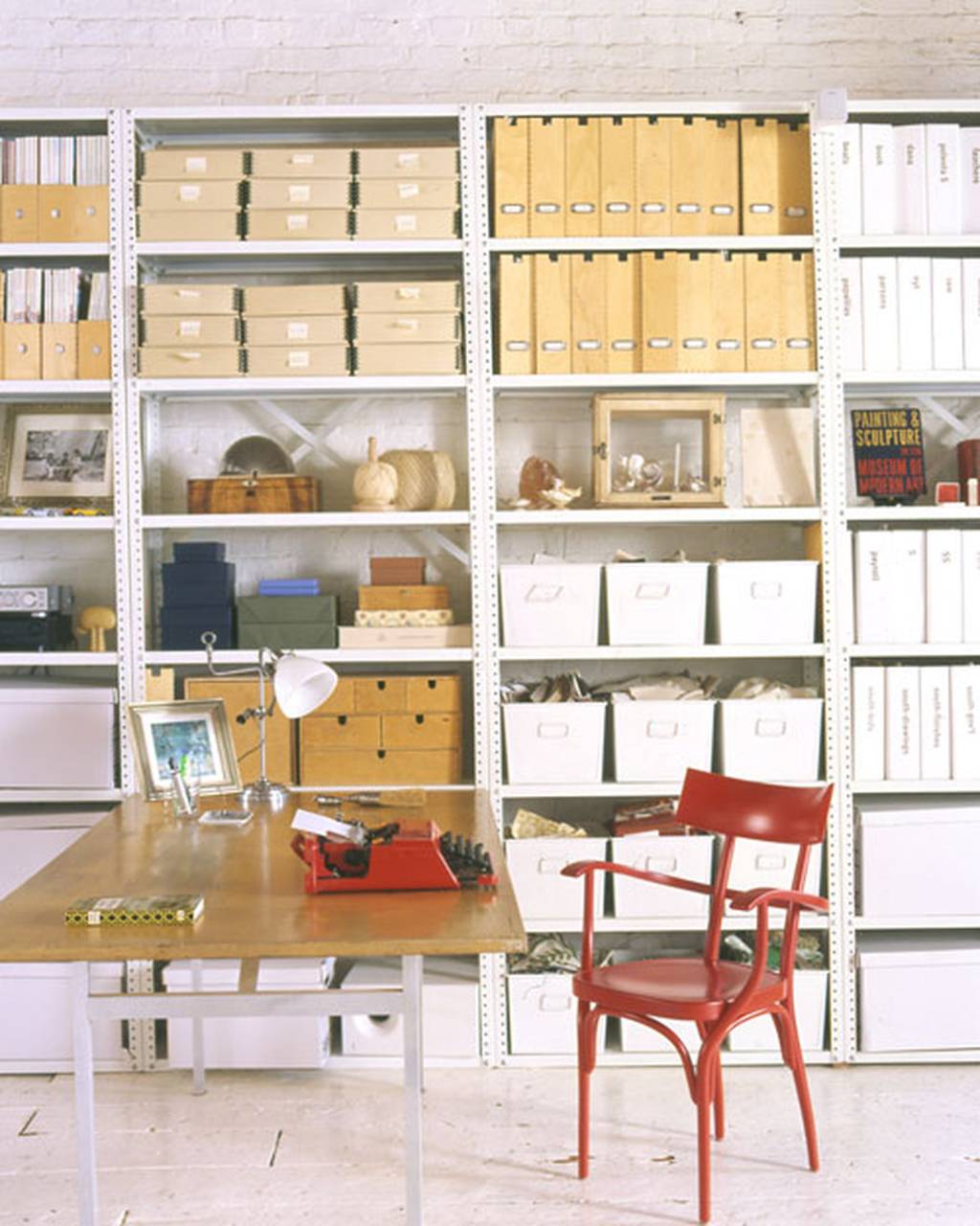 home-office-com-caixas-etiquetadas-Martha Stewart Living