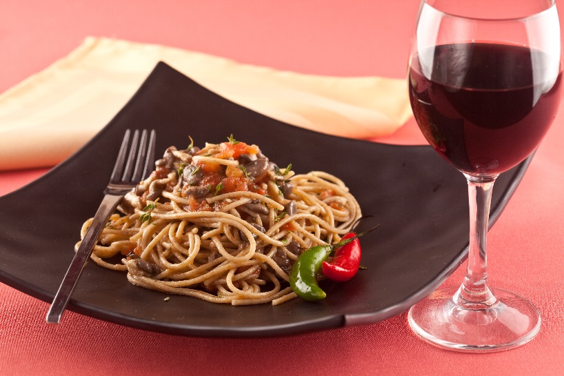 Capriche no jantar: receita de espaguete com ervas e mousse de chocolate