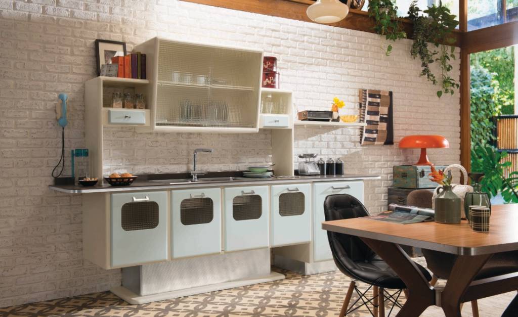 Cozinha vintage, com design dos anos 50, na Eurocucina, em Milão