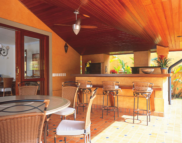 Balc&atilde;o: tem 90 cm de altura e resguarda o canto com churrasqueira, f...