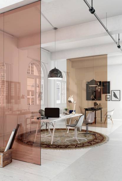 Para combinar com o fundo branco e os tons terrosos e neutros, as divisórias de vidro granharam as mesmas cores e se integram à decoração.