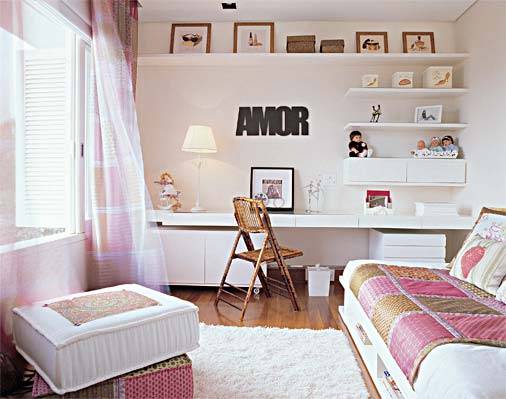 Juliana, 14 anos, se encantou pelo algod&atilde;o estampado que hoje forra a colcha sobre sua cama, um modelo baixo e com nichos para livros e revistas. O tecido reveste tamb&eacute;m os futons e a cortina. "O quarto de 16 m&sup2; possui uma atmosfera feminina e alegre", diz Bia Monteiro da Costa, que assina a decora&ccedil;&atilde;o com Vera C&eacute;sar Dias. A cadeira de bambu aquece a bancada de laca branca. Para garantir a luz na medida certa, o xale da cortina tem apoio de panos do tipo blecaute.